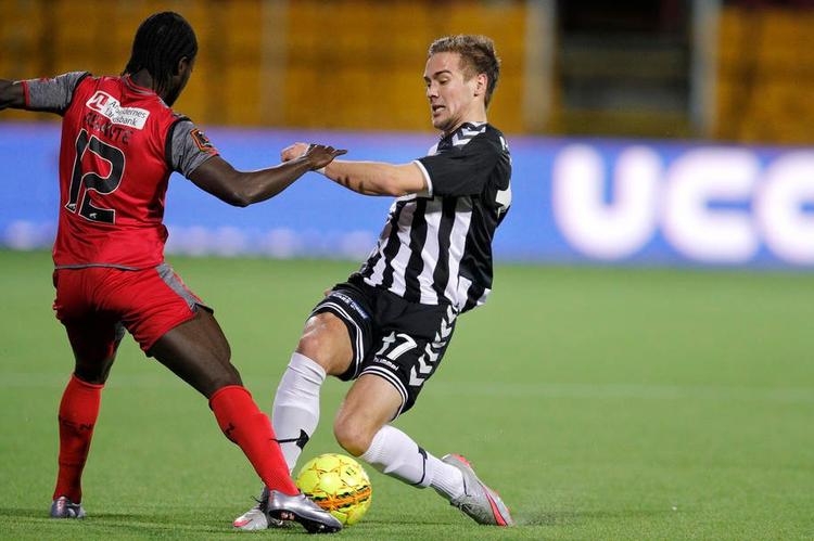 Islændingen Hallur Hansson (th) bragte AC Horsens foran i hjemmeholdets gode periode i starten af kampen mod OB.  