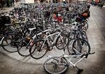 Det er nemt at knække støttebenet at de cykler, som holder i bybilledet, og bruge det til våben.  