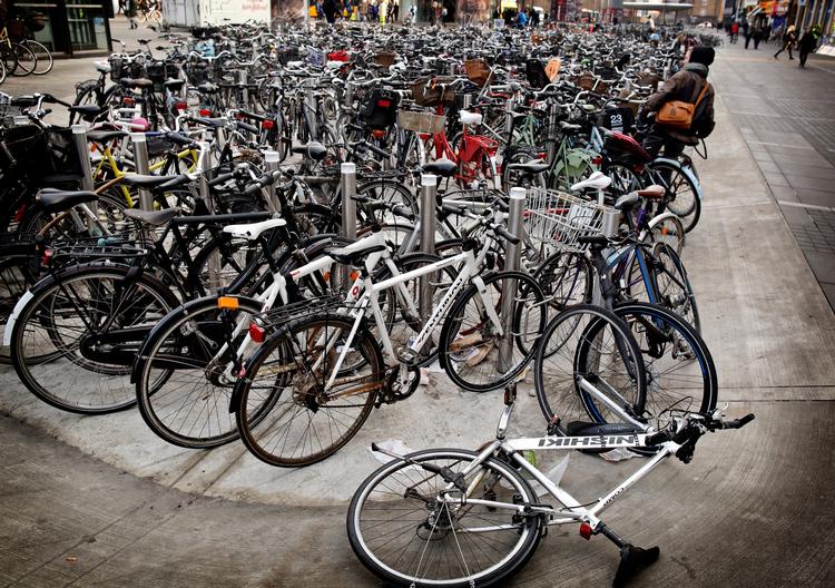 Det er nemt at knække støttebenet at de cykler, som holder i bybilledet, og bruge det til våben.  