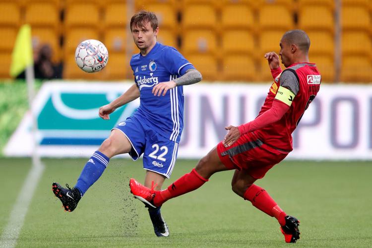 Duel på sidelinjen mellem Peter Ankersen (tv.) og Patrick Mtiliga. 
