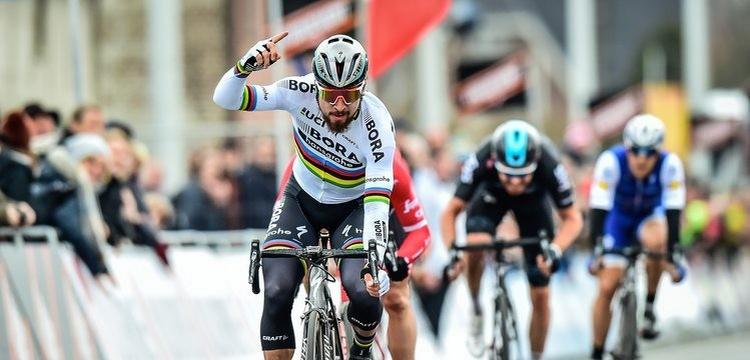 Verdensmesteren Peter Sagan kan triumferede række armen i vejret efter årets første sejr. 