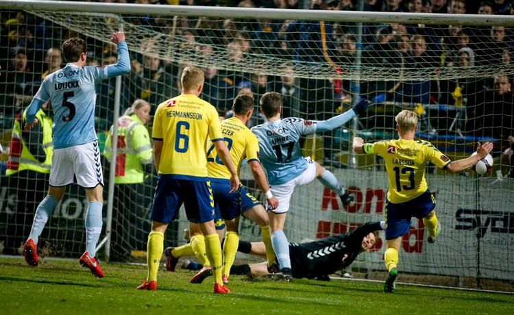 Inden Mikael Uhre sparkede 1-0-målet ind, havde Frederik Rønnow leveret en forrygende redning, men det var også den eneste gang, Sønderjyske overlistede Brøndbys målmand. 
