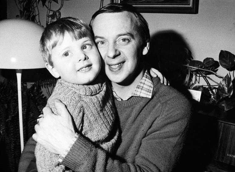 Ove Thomas Hansen, bedre kendt som Pedal-Ove, er en af de få morddømte, der har fået ikke alene sin sag genoptaget, men også er blevet frikendt ved Klagerettens mellemkomst. Her ses han sammen med sin søn. 