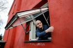 Anders Eilsø Bergmark er en af dem, der har energirenoveret sit hus. Blandt andet har han lavet isolering på ydermuren og fået tredobbelte termoruder.  