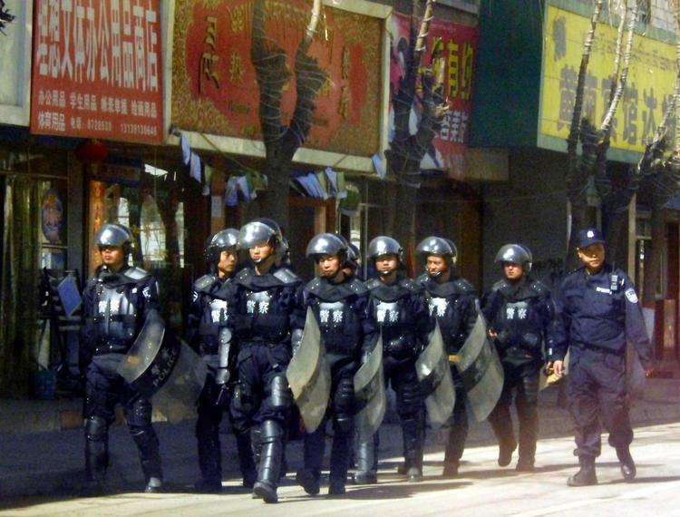 Betjente patruljerer i Tibet efter uroligheder i protest mod besættelsen af området. 