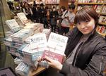 En af de sultne Murakami-fans, der var blandt de første til at få fingre i den japanske bestseller-forfatters nyeste roman, 'Killing Commendatore'. 