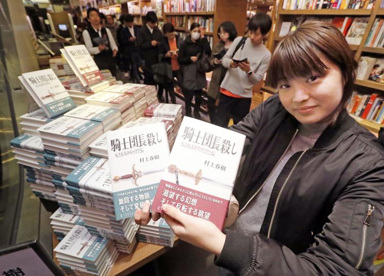 En af de sultne Murakami-fans, der var blandt de første til at få fingre i den japanske bestseller-forfatters nyeste roman, 'Killing Commendatore'. 