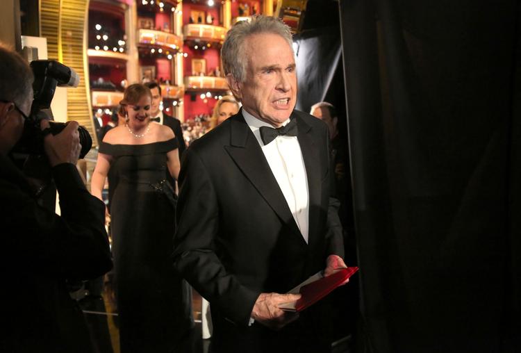 Ups. Warren Beatty lettere rystet efter at have udråbt den forkerte til vinder af årets bedste film under Oscarshowet. Det var dog ikke den aldrende skuespillers skyld. Han havde fået den forkerte konvolut.  