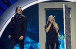 Thomas Ring var den eneste, der sang på dansk ved Melodi Grand Prix. Til højre på billedet ses aftenens vinder, australske Anja Nissen.  