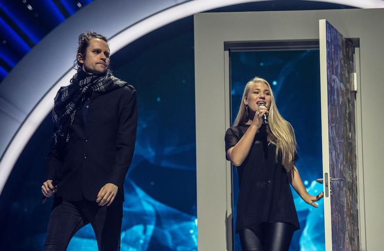 Thomas Ring var den eneste, der sang på dansk ved Melodi Grand Prix. Til højre på billedet ses aftenens vinder, australske Anja Nissen.  