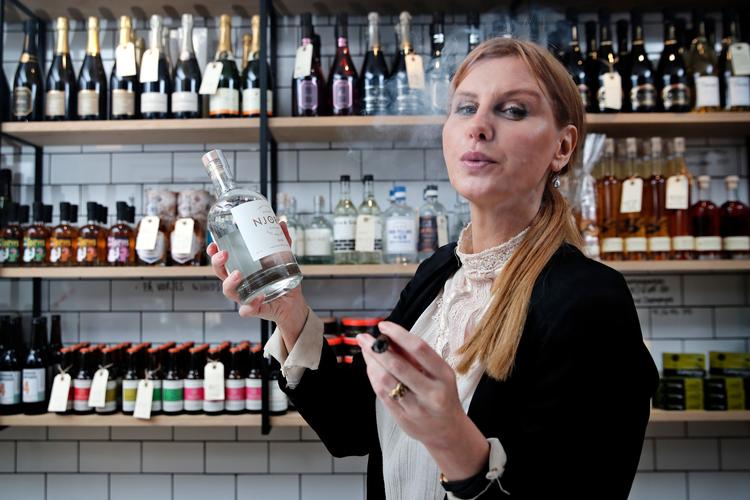 Sanne Gottlieb har fået en vane med at nyde en drink og en cerut,  mens hun laver mad. Det handler om nydelse og nørderi, så hun bruger penge på at finde de rigtige flasker i specialbutikker som her hos Trøfelsvin. Foto: Jens Dresling 