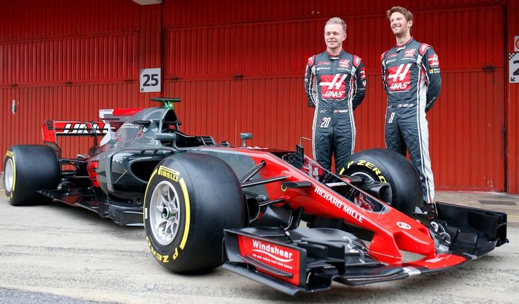  Kevin Magnussen (tv.)  og  Romain Grosjean udgør kørersammensætningen på Haas-holdet. 