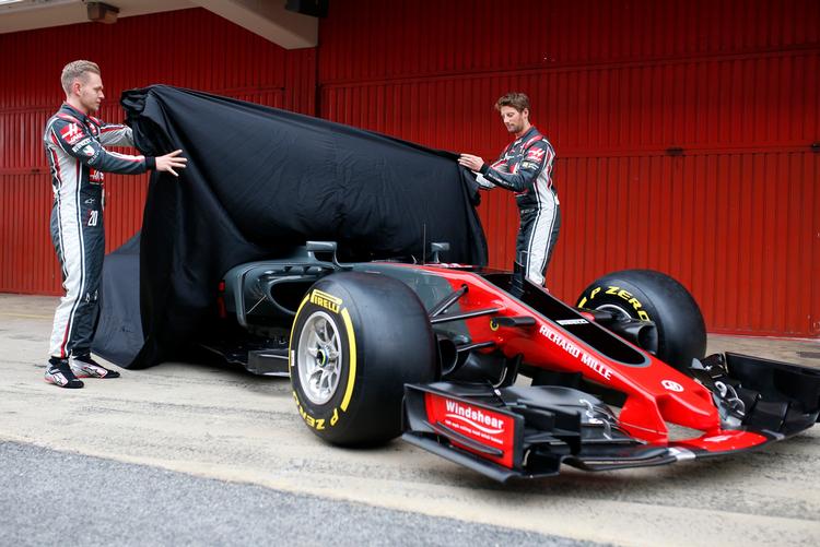Da Kevin Magnussen og Romain Grosjean først havde pillet klædet af bilen, blev der kørt stærkt i Barcelona. 
