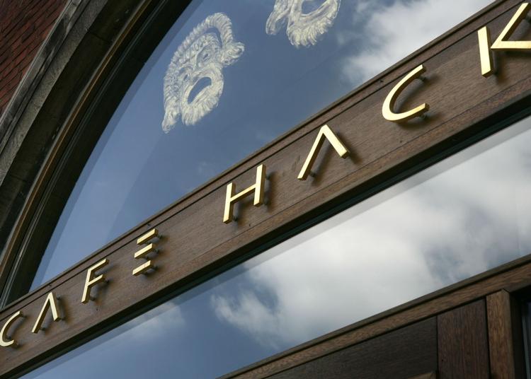 Café Hack bestyres af Søren Dahl, der ejer produktionsselskabet SK Productions.  