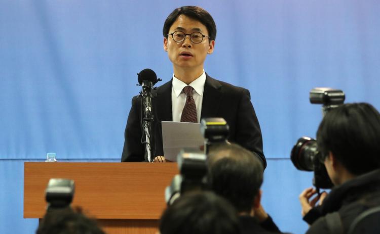 Talsmand for anklagemyndigheden, Lee Kyu-chul, ses her ved en pressekonference, hvor han fortæller om anklagen mod Lee Jae-Yong. 