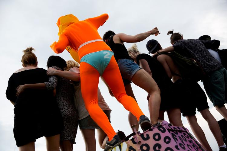 Den københavnske gadefest Distortion flyttes i år fra brokvartererne til Rådhuspladsen ved midnat.  