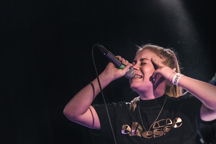 »For mig er feminismen langtfra noget, der hører til i historiebøgerne«, lyder det fra rapperen Annelise, der optræder til minifestivalen. 