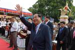 Cambodjas premierminister er en af de længstsiddende regeringsledere i verden. Alligevel vil han nu yderligere cementere sin magt. 