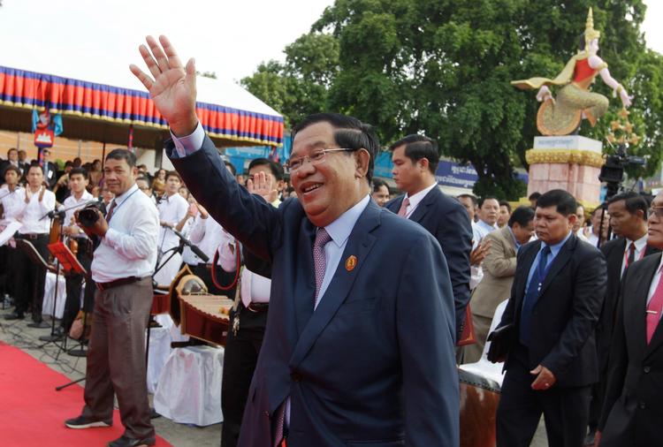 Cambodjas premierminister er en af de længstsiddende regeringsledere i verden. Alligevel vil han nu yderligere cementere sin magt. 