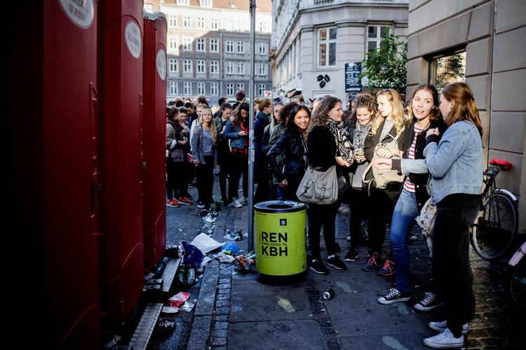 Med dobbelt så mange toiletter som sidste år, undgår Distortions feststemte folkemængde forhåbentlig at stå for lang tid i kø.  