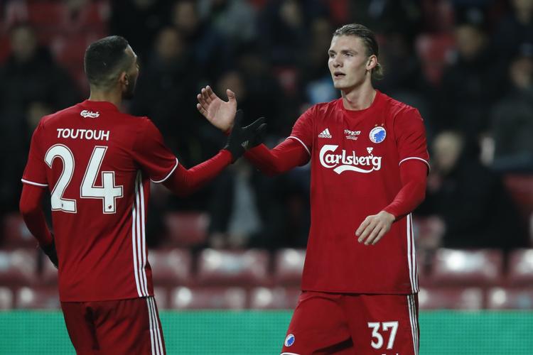 FC Københavns Julian Kristoffersen lykønskes af Youssef Toutouh med sin 1-0-scoring, der var med til at skabe lidt ro for storfavoritten mod B.93 i Parken onsdag aften. 
