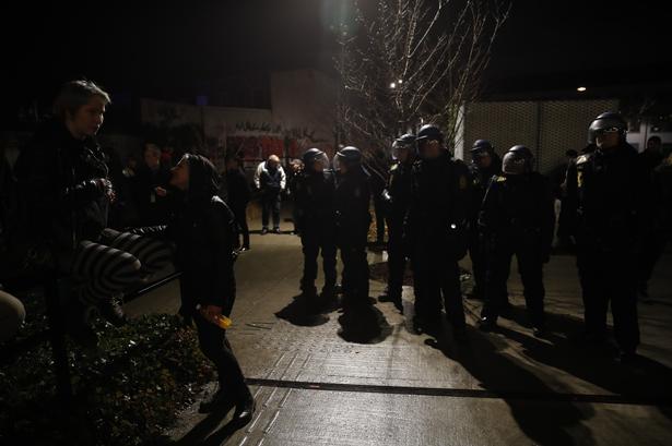 Her har politiet samlet sig foran Ungdomshuset ved Dortheavej. 