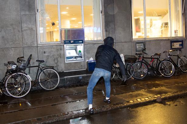 På Nørrebrogade blev flere bankers vinduer knust.  