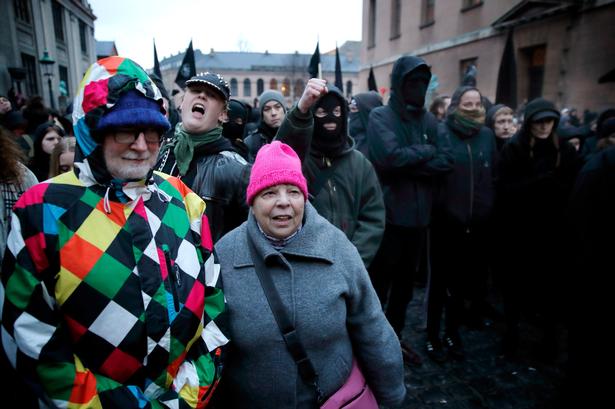 Tidligere på aftenen: Demonstranterne  samledes i det indre København, hvor markeringen af 10 års dagen for rydningen af Ungdomshuset begyndte. 