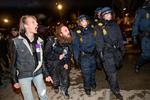 »Jernrør og brosten fløj gennem luften, men da betjentene rykkede frem, rykkede de stenkastende unge tilbage«, skriver Poul Aarøe Pedersen. Foto fra begivenhederne onsdag.  