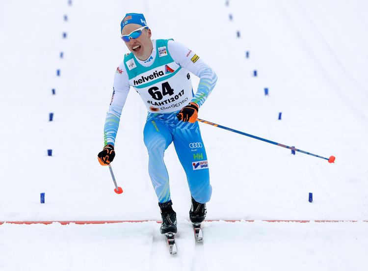 Ved langrends-VM i Lahti, små 100 kilometer nord for Helsinki, blev Iivo Niskanen storhyldet af hjemmepublikummet, da han i går vandt mændenes 15 kilometer klassisk stil foran norske Martin Johnsrud Sundby og Niklas Dyrhaug. 
