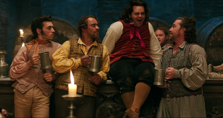 LeFou, med den røde vest, går fra torsk til elsker i den nye Disney-film. 