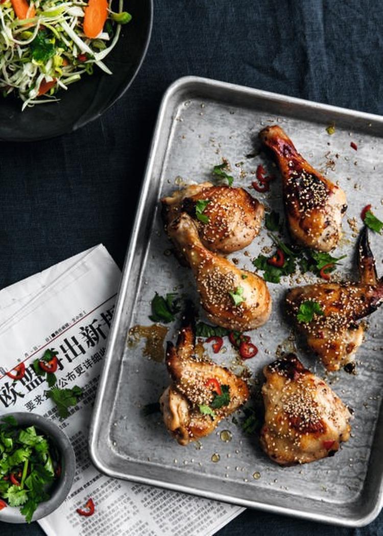 Chili, fiskesauce, lime og honning giver smag til kyllingelår og -vinger, ligesom den sender den sprøde salat til Asien. 