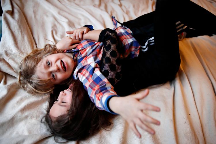 Blandt de første. Da Roxy kom til verden for syv år siden, stod hendes navn endnu ikke på listen over godkendte navne, men flere kom hurtigt efter. Nu er der otte danskere med navnet Roxy. Lillebror Bobby har 106 danske navnebrødre.  