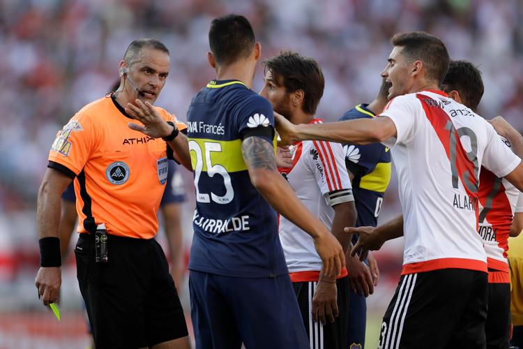 Argentinas største klubber – Boca Juniors og River Plate – mødtes kort før jul, da Boca (i blåt og gult) vandt 4-2 i den mest målrige ’Superclásico’ i 20 år.  