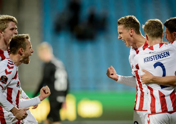 Rasmus Thellufsen (th) jubler over den første  scoring mod Silkeborg.   