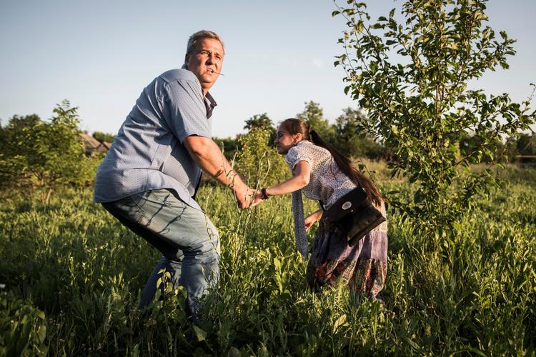Vinderfoto.  Det var dette billede taget af Berlingskes Asger Ladefoged, der i går vandt hovedprisen til Årets Pressefoto. Manden og kvinden hører en hvislen og kort efter bombenedslaget. »Det var 60-70 meter væk«, siger Sergej, da Olga og han har fået vejret. Parret bor Østukraine, hvor den oversete europæiske krig udspiller sig. Foto: Asger Ladefoged/Berlingske 