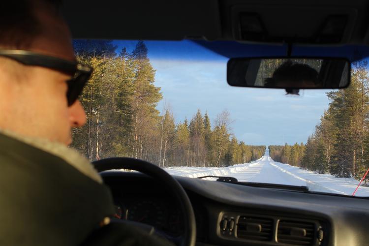 Torben Midtgaard på en af Finlands nærmest uendelige landeveje. 