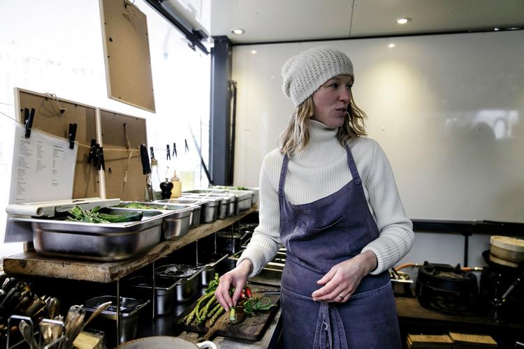 »Kvindelige kokke når bare ikke avisernes forsider i samme omfang som mandlige, så alle, der har en stemme, skal bruge den«, siger Mette Helbæk, kok, madskribent og grundlægger af den anmelderroste restaurant Stedsans. 
