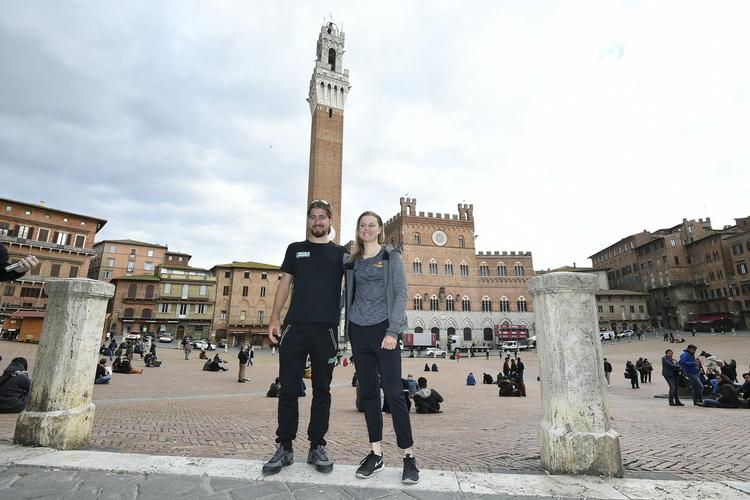 De to verdensmestre Peter Sagan og Amalie Dideriksen poserede i dag for fotograferne på Piazza del Campo, hvor Strade Bianche i morgen slutter. Foto: La Presse. 
