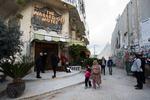 Den anonyme, britiske kunstner Banksy, kendt for politisk kunst og street art, åbner hotel på den besatte Vestbred med garanti for 'verdens værste udsigt' til den israelske mur fire meter væk. Hotellet, der åbner for booking på lørdag, opfordrer gæsterne til at tænke uden om stereotyper og fastlåste holdninger i den israelsk-palæstinensiske konflikt.  
 (AP Photo/Dusan Vranic) 