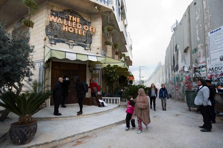 Den anonyme, britiske kunstner Banksy, kendt for politisk kunst og street art, åbner hotel på den besatte Vestbred med garanti for 'verdens værste udsigt' til den israelske mur fire meter væk. Hotellet, der åbner for booking på lørdag, opfordrer gæsterne til at tænke uden om stereotyper og fastlåste holdninger i den israelsk-palæstinensiske konflikt.  
 (AP Photo/Dusan Vranic) 