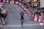 Michal Kwiatkowski har rigelig tid til i fulde drag at nyde sin imponerende triumf i Strade Bianche. Foto: La Presse-D'Alberto/Ferrari. 