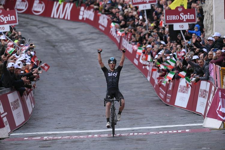 Michal Kwiatkowski har rigelig tid til i fulde drag at nyde sin imponerende triumf i Strade Bianche. Foto: La Presse-D'Alberto/Ferrari. 