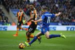 Leicester Citys venstre kant Marc Albrighton sender bolden ind mod Hulls straffesparksfelt, hvor der lørdag herskede alt andet end ro og orden. 