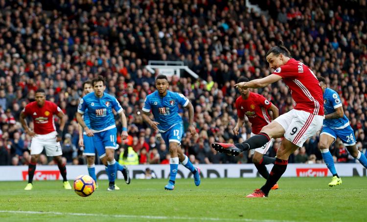 Ups ... Zlatan Ibrahimovic kikser et straffespark lørdag mod Bournemouth hjemme på Old Trafford. Intet lykkedes for svenskeren. 