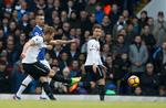 Topscorer Harry Kane trækker af fra distancen, og så var Tottenham foran 1-0 på White Hart Lane søndag eftermiddag. 