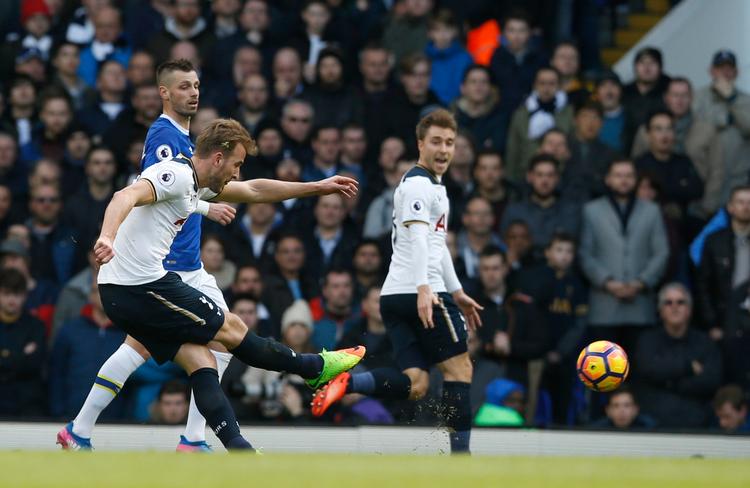 Topscorer Harry Kane trækker af fra distancen, og så var Tottenham foran 1-0 på White Hart Lane søndag eftermiddag. 