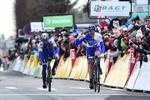 Arnaud Démare har ingen problemer med at afvise Julian Alaphilippe i spurten. Foto: A.S.O./A. Broadway. 