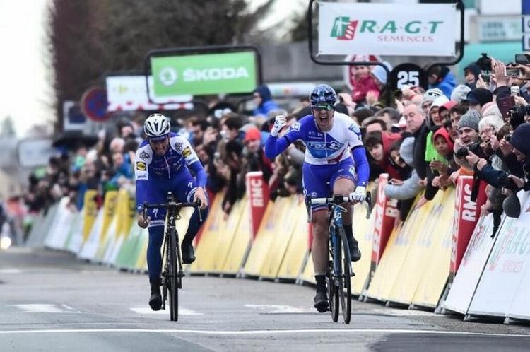 Arnaud Démare har ingen problemer med at afvise Julian Alaphilippe i spurten. Foto: A.S.O./A. Broadway. 