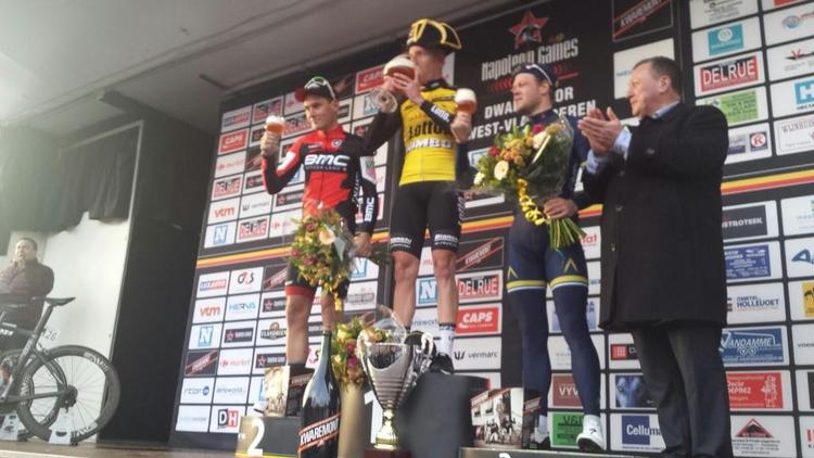 Lasse Norman skåler med vinderen Jos Van Emden og nr. 2 Silvan Dillier efter strabadserne i Dwars door West-Vlaanderen. 